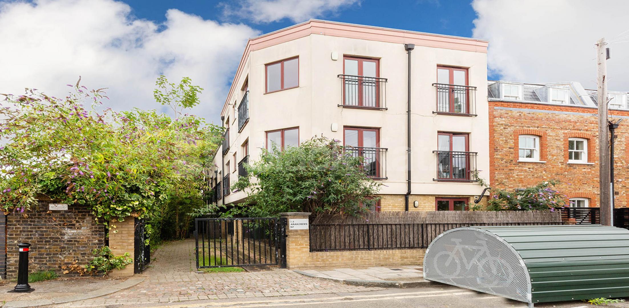 Modern 3 bed 2 bath within a private development mins to tube Barnsbury Grove, Kings Cross
